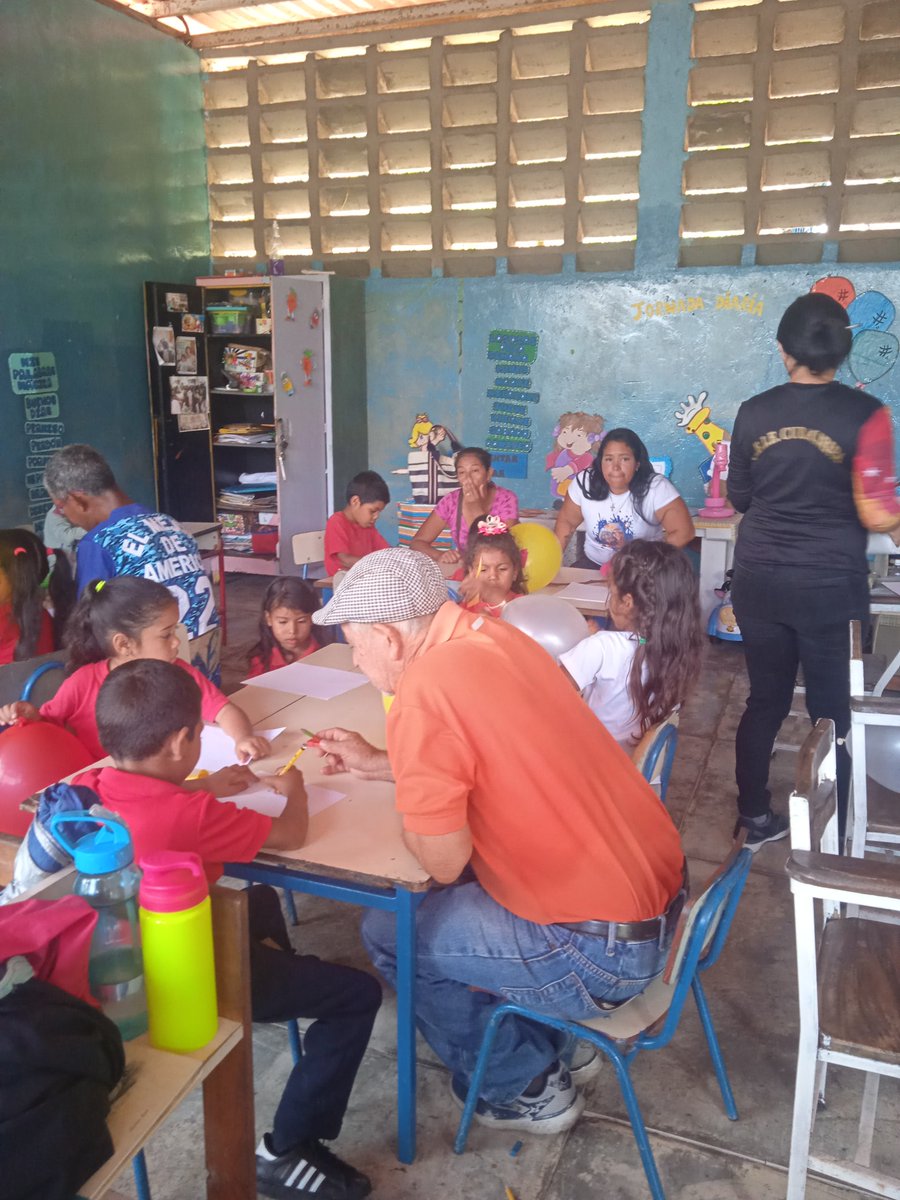 Klelia67's tweet photo. Semana de educación inicial en el @ceiecuraciripa con temática de los años 60, 70, 80 y 90 @CDCECaracas  @ZYSEGMIRANDA  @pastoranacary  gracias personal institucional, madres, padres, representantes, MBF por el apoyo #EducacionInicial #Charallave #Miranda https://t.co/oYW9fLwaHX