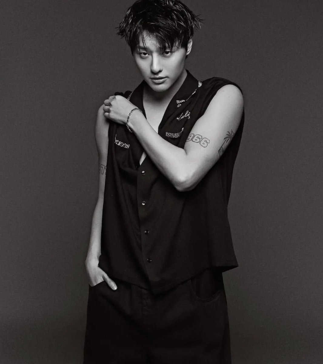 __WAVEYDAVEY's tweet photo. your prettiest boy had to book a quick shoot after landing 🩵 https://t.co/dy0BW71RFd