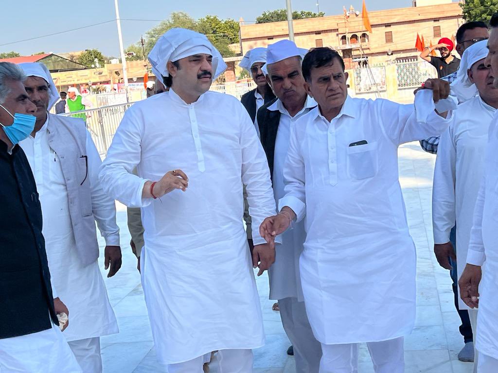 farsharam_bjp's tweet photo. देवेंद्र जी बेशक आजतक जो अध्यक्ष आए उनसे आप बेहतर हो लेकिन सामाजिक मर्यादा को तोड़ने में आप पूर्व संरक्षक के साथ खड़े हो यह बात समाज के लिए बुरी ह यह समाज किसी की बपौती नहीं ह महासभा में लोकतंत्र स्थापित हो *#समाज_विरोधी_देवेंद्र* https://t.co/hrTHwA08aW