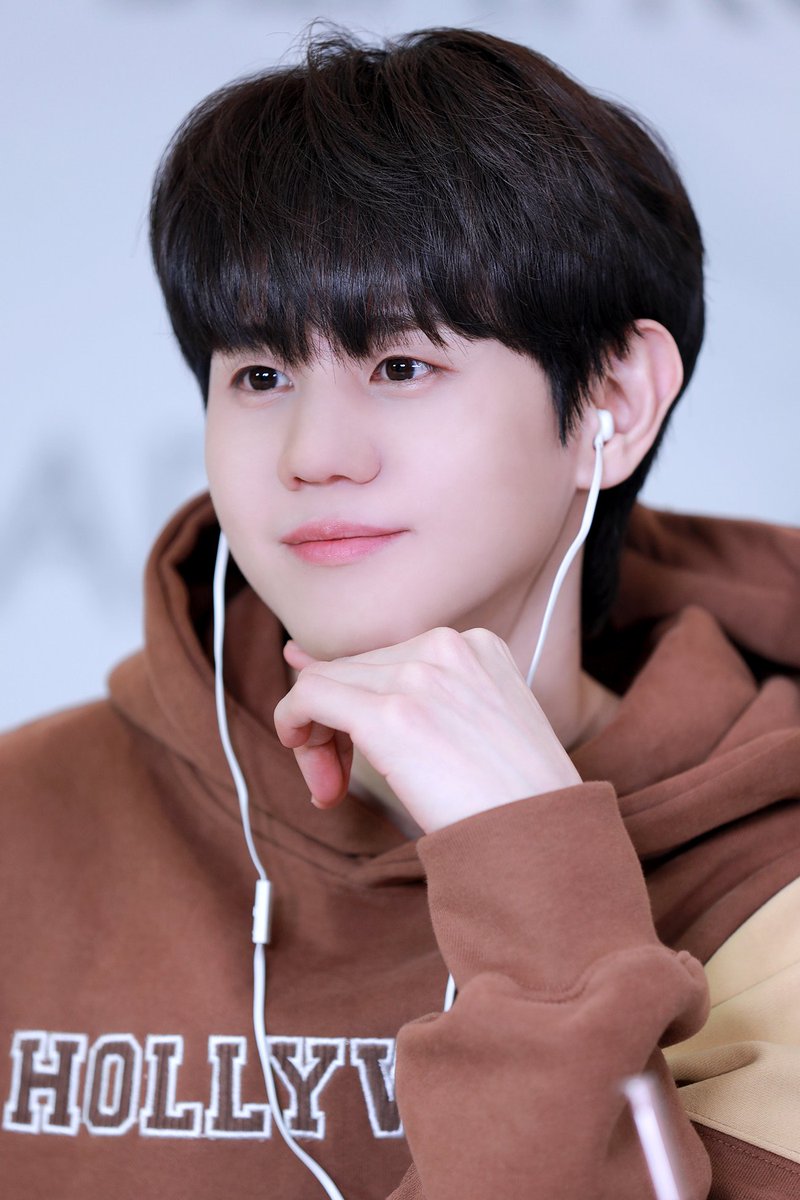 @officialTheWind He's just look younger than his age. Ya'll should see Yang Yoseob at his 30s. 😅