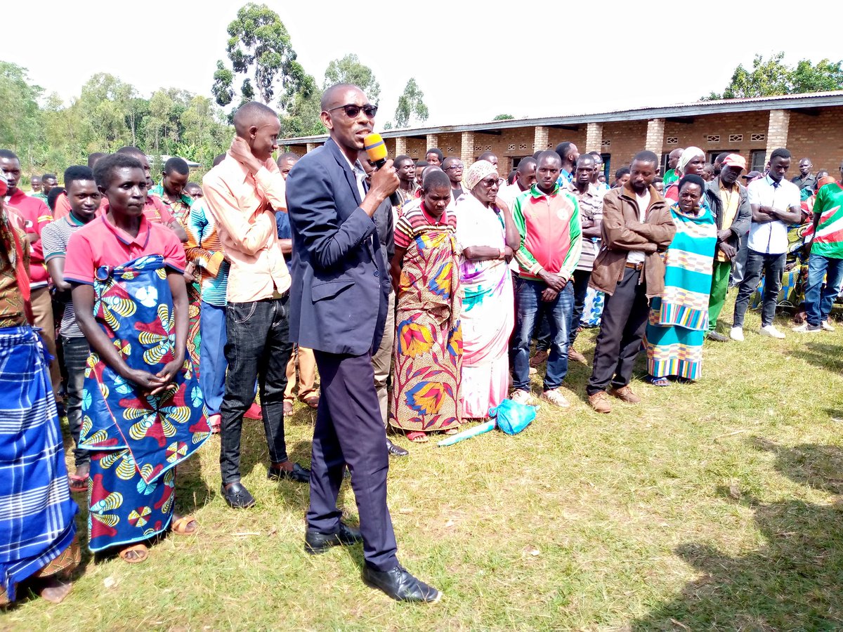EricNIY61015045's tweet photo. Samedi le 29/4, ku mutumba wa #Buhinga-Musongati, twaramutse twakira abanywanyi bashasha mu #mugambwe_Cndd_Fdd bavuye muyindi migambwe nka CNL ; twongera twipfurizanya umwaka mushasha ! Urubanza rukaba rwitabwe ku rugero rushimishije! Twibutsanye ko UMUGAMBWE ari umwe CNDD-FDD. https://t.co/oLmx02rxMS