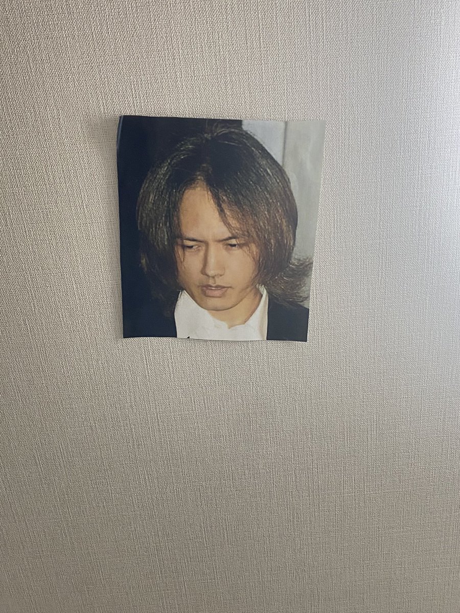 PDRnotPDS's tweet photo. 現在PDRさんの撮影部屋に寝泊まりにしてる義母さんに「あの天井に貼ってある人誰なの？カート・コバーン」って聞かれて、クソ吹いたwww https://t.co/afvgEaI79e