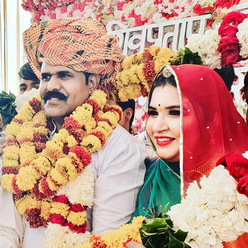 श्रीमान @shiv_harsana जी  व श्रीमती @Sumanshivharsana जी को शादी की सालगिरह की हार्दिक शुभकामनाएं व बधाई भगवान देवनारायण का आशीर्वाद सदैव बना रहे