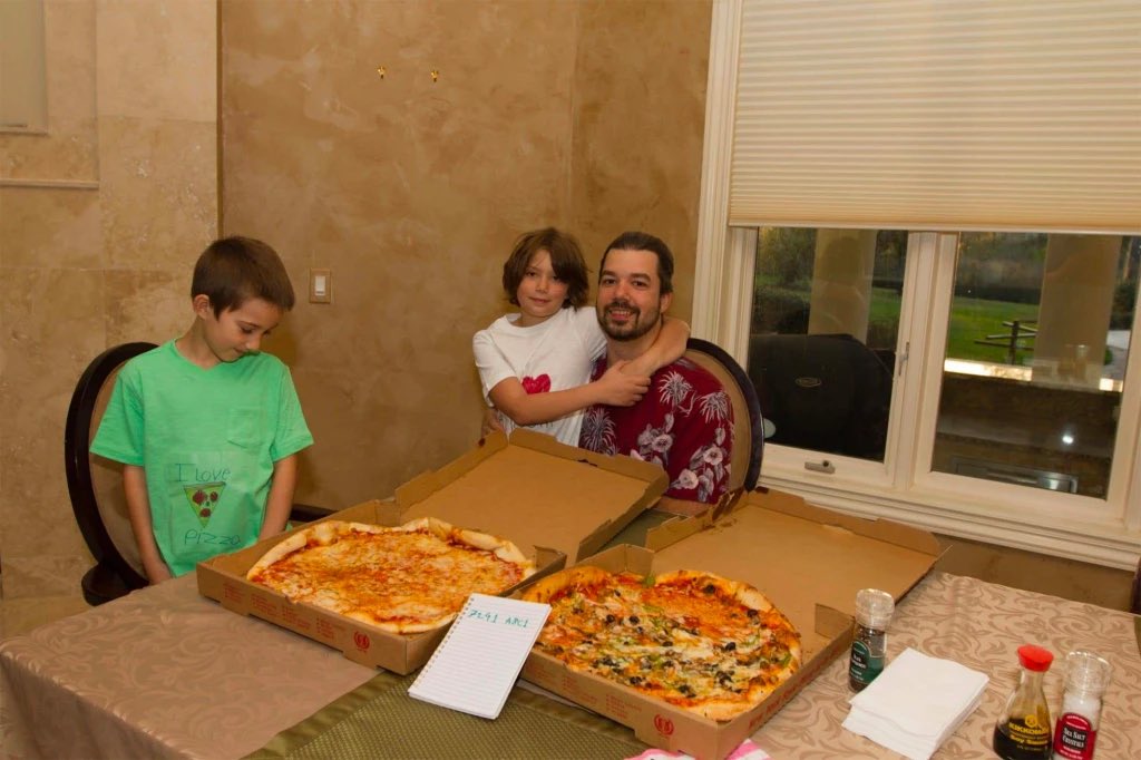 BTCPizzaNFT's tweet photo. In 2010, Laszlo Hanyecs paid 10,000 $BTC for two large pizzas.

Today, that would be worth over $290,000,000.

We created @BTCPizzaNFT to commemorate Bitcoin history https://t.co/7zqNqjVdHA