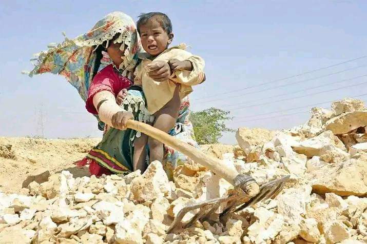 پٿر ڍوئيندي ڪولهڻ سوچيو،
  سارو  جڳ  تغاري  آهي!

#labourday