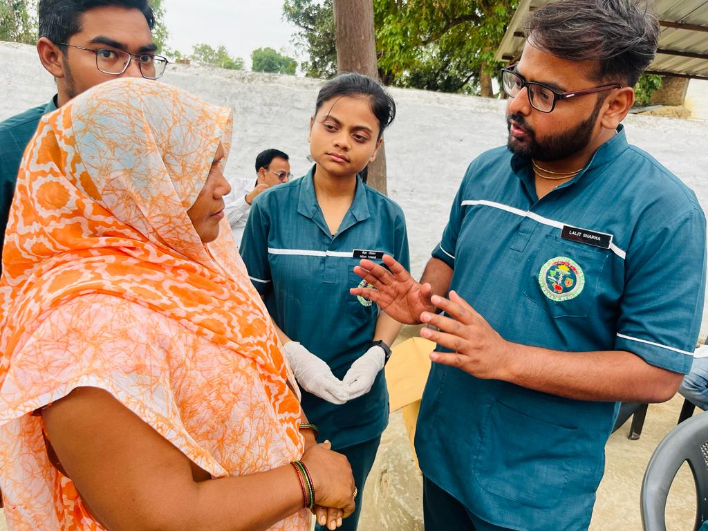 Vetrewa's tweet photo. World veterinary day के उपलक्ष्य में महाविद्यालय द्वारा ग्रामीण क्षेत्र में पशु चिकित्सा शिविर लगाया गया।  जिसमे लगभग 500 से अधिक पशुओ का निःशुल्क उपचार किया गया। https://t.co/dN0AaVlvtc