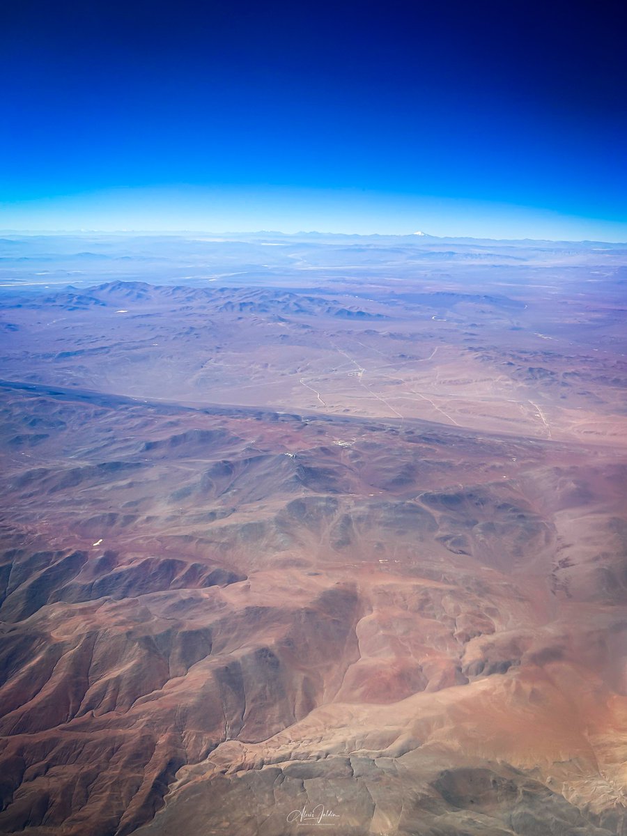 Paranal desde el aire. Al fondo se puede ver el Llullaillaco dominando y vigilando el desierto.  Se puede ver el avance de la construcción del ELT en Armazones <a href="/ESO_Chile/">ESO Chile</a> <a href="/ESO/">ESO</a> <a href="/MarioHamuy/">Mario Hamuy</a> <a href="/TurkiAntof/">Turkita💚💜🌻🌅🌌🐾🎼🎶</a> <a href="/DiscoverChile2/">DiscoverChile2</a> <a href="/ALMAObs_esp/">Observatorio ALMA📡</a> <a href="/almaobs/">ALMA Observatory📡</a> <a href="/NAOJ_ALMA_en/">NAOJ ALMA project</a> <a href="/AURAinChile/">AURAinChile</a> <a href="/Sepulinares/">Alejandro Sepúlveda Jara</a>