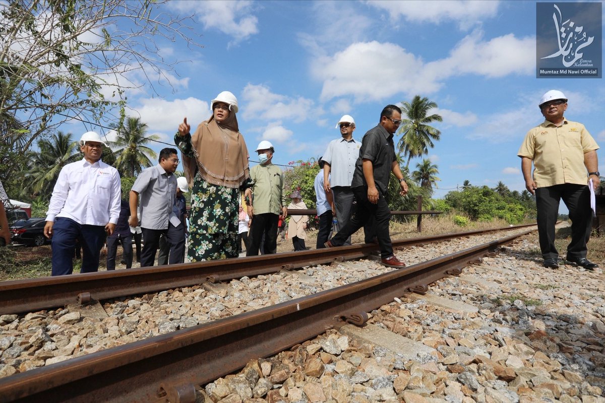 officialmumtaz's tweet photo. LAWATAN TAPAK DAN TAKLIMAT PROJEK MEMBINA JALAN DAN JAMBATAN MELINTASI REL KERETA API DARI KG KOK KELI KE KG KOK PASIR.
#kelantan
#KeluargaMalaysia
#tumpat
#relkeretaapi
#kokkeli
#kokpasir
#pembangunan https://t.co/VVvy1F6Nyy