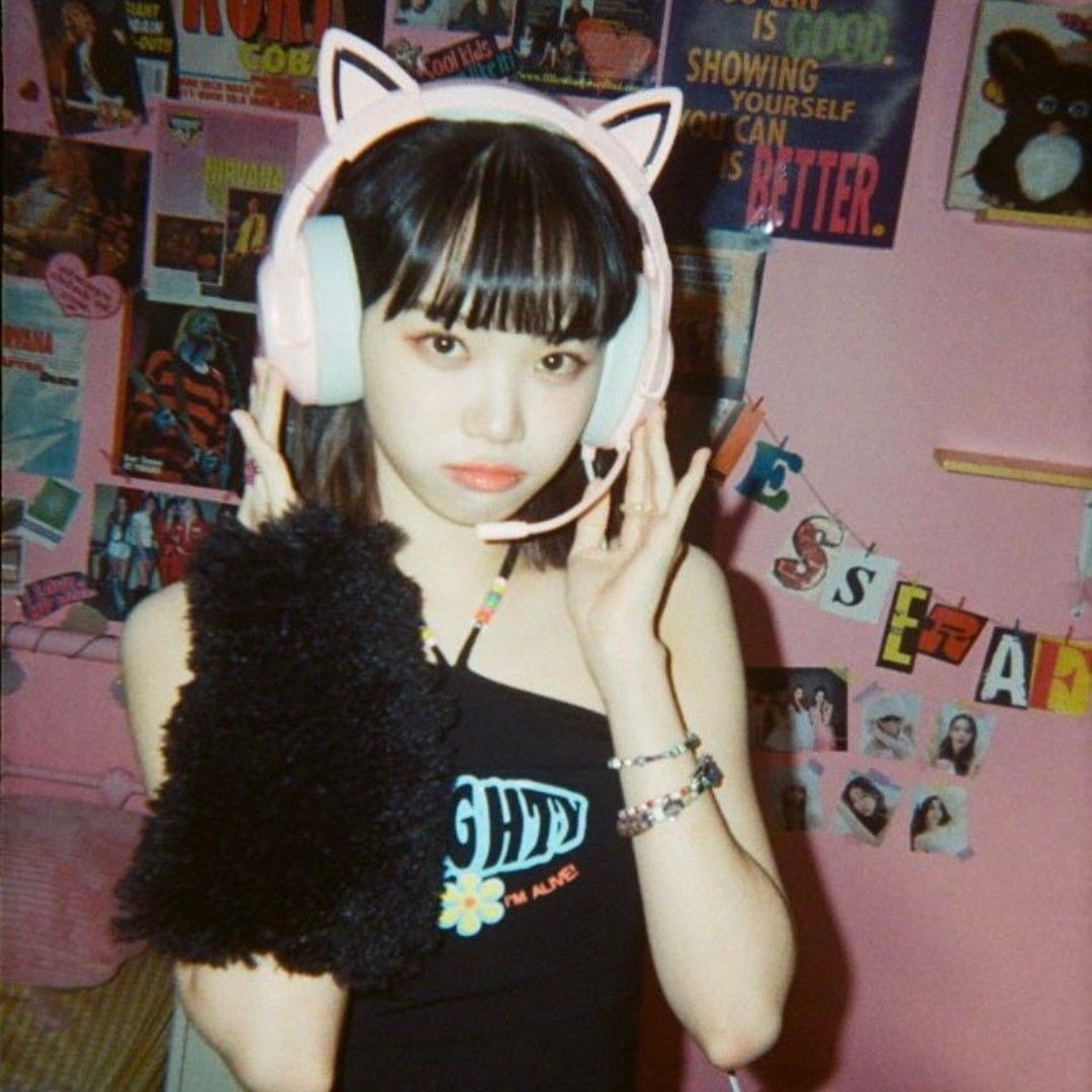 louiredzz's tweet photo. [Day 1]
- 🎧 hello, im lou ! interactive and new to #kpoptwt #stantwt

- im looking for interactive moots! 
- she/her
- engene, once, dive, fearnot, teume
- any fandom is welcome

↻ / ♡ to be moots &amp; pls spread! ifb everyone who follows me ! ୨୧ https://t.co/feMFzv6Td3