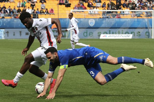 MarieMarilou_'s tweet image. #AdilRami s'est expliqué avec une vingtaine de supporters qui l'ont invectivé après la défaite de #Troyes contre #Nice dimanche (0-1). Le défenseur de l'Estac a assuré qu'il était prêt à en découdre avec eux, avant que la situation ne se calme. ow.ly/nWu150O4k64