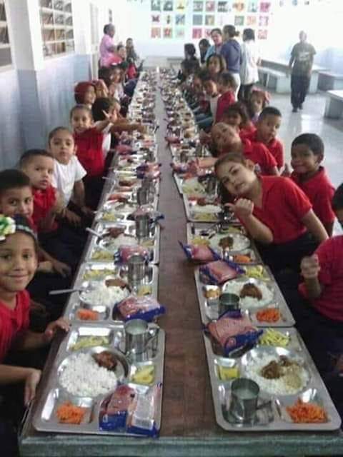 Luisrgrb65's tweet photo. Así eran los comedores escolares en la cuarta y quien diga que es mentira, le secaron su mente. https://t.co/yHHuUFKxvt