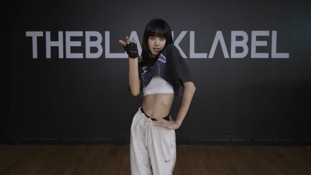 blackpinkbabo's tweet photo. LISA BEST PERFORMER 💛 @Blackpink https://t.co/MtOlPLVlLq