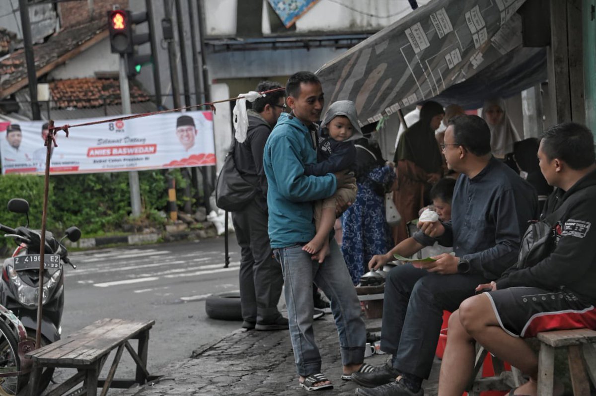 aniesbaswedan's tweet photo. Selamat pagi dari Garut!

Membuka hari dengan sarapan pagi di Soto H. Achri. Sotonya enak sekali, porsinya pas untuk sarapan. Lokasinya di dalam gang, namun ramai oleh pengunjung.

Soto legendaris ini sudah buka sejak 80 tahun lalu, kini diteruskan oleh anaknya, H. Endang, sejak 1979.

Pak Haji Endang ternyata masih ingat kalau dulu kita pernah ketemu waktu umroh. Alhamdulillah, silaturahmi jadi tersambung lagi…. 

Sempat mampir juga menikmati surabi yang terkenal di Garut, Surabi Papandayan. Saya pesan surabi polos dan surabi telor, belinya ngantri, tapi memang enak sekali….

#Garut #untukIndonesia