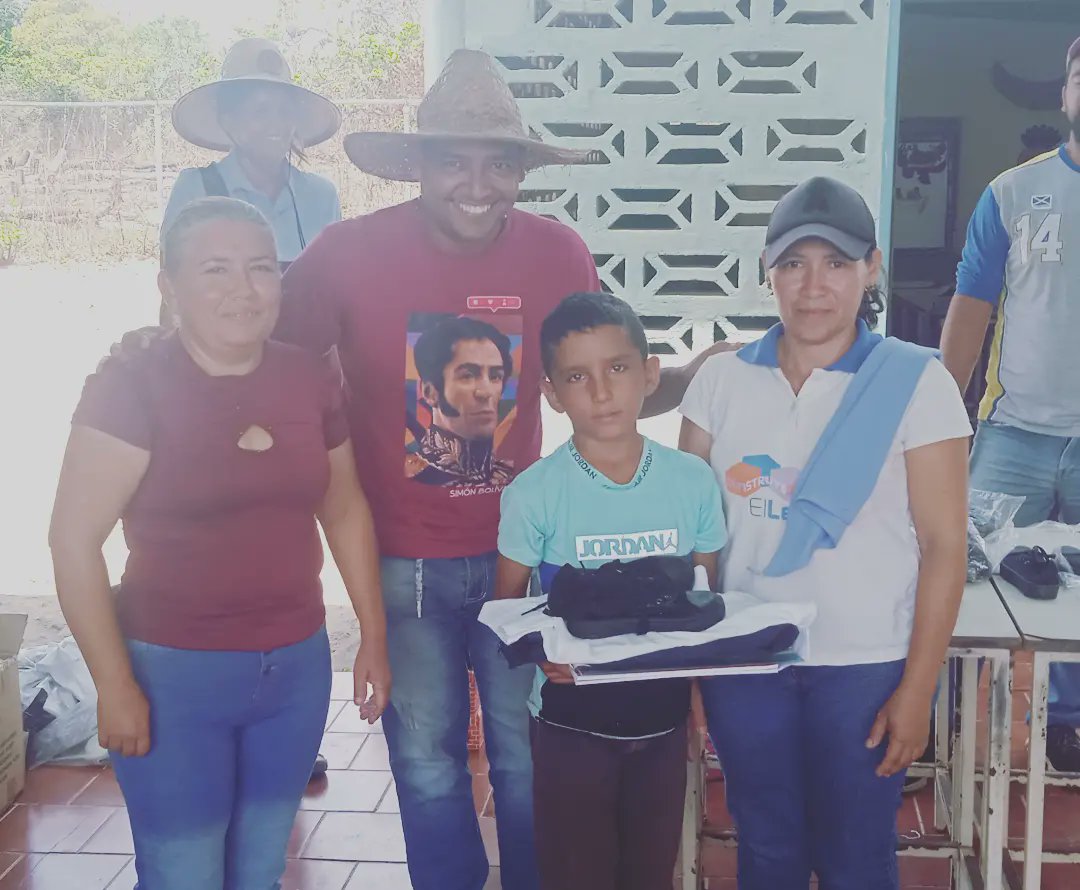 cdcesantamaria's tweet photo. #Enterate El gran equipo de la @Rededucativasmi llego a la Comunidad del medio rural Juan Domingo en nombre de la Revolución Bolivariana dirigido por nuestro Presidente @NicolasMaduro bajo las políticas educativas del @MPPEDUCACION y @ZEGuarico seguimos en el camino del bien https://t.co/tWMtUxm0pt