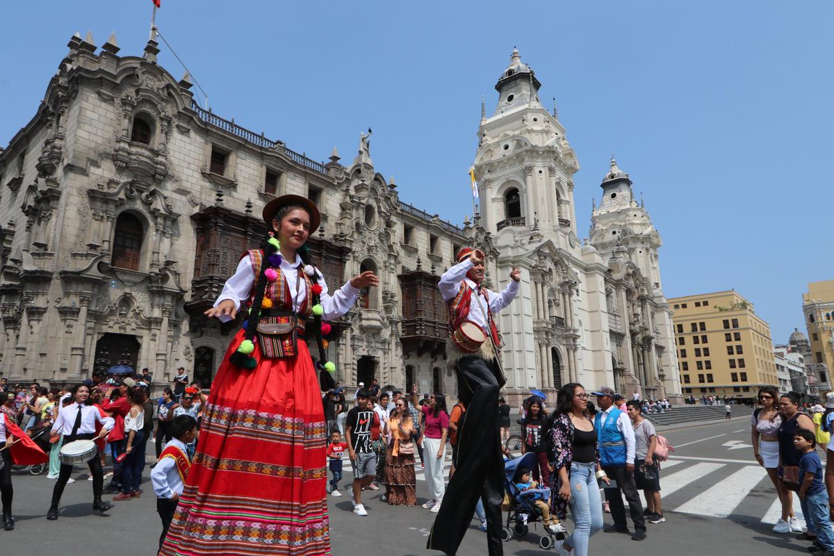 eljokerpe's tweet photo. Gracias a Rafael López Aliaga, diversas agrupaciones artísticas demostraron sus mejores pasos al ritmo de la música peruana en el gran desfile dominical en el Centro Histórico de Lima. Familias y turistas disfrutaron de un buen momento. ¡Buena gestión, Porky! #LimaPotenciaMundial https://t.co/ymHt2beLnD