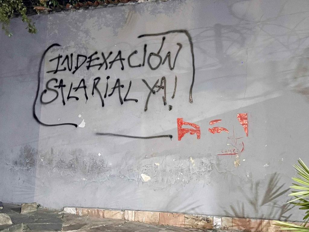 rodriguezthais's tweet photo. No es posible que los mermados ingresos del país vayan a la burguesía, a los corruptos y a la usura propia del pago de la deuda externa cuando la inmensa mayoría del pueblo vive en una profunda precariedad. Es hora de frenar esta dilapidación de recursos. #IndexacionSalarialYa https://t.co/DEQMld9NrA