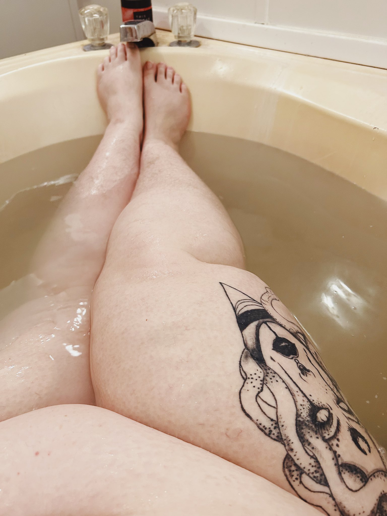 Come relax in the tub with me? The water is hot and my body scrub is itachi themed and smells like blackberries. https://t.co/yBA1tUlSws