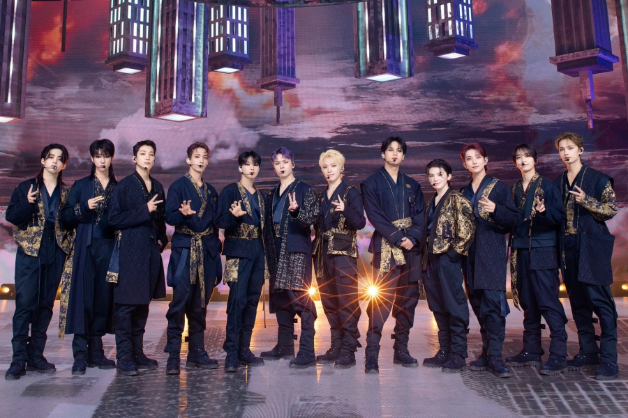 soompi's tweet photo. #SEVENTEEN Breaks Record For Best-Selling Album In K-Pop History After "FML" Sells Over 4.5 Million Copies In 1 Week
https://t.co/KESMdjaDsf https://t.co/AefR1kBbfp