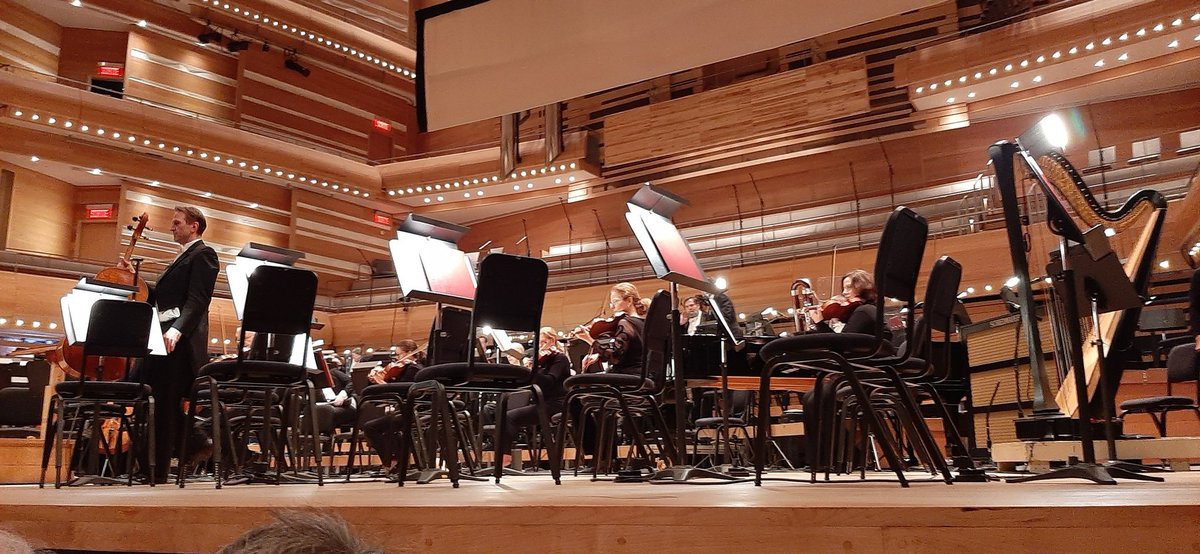 MusicWaterdown's tweet photo. Great night out at the Montreal Symphony @rafaelpayare conducting. A highlight of our trip @WaterdownWarri1 @DVSS_music https://t.co/UUikmdbAbJ
