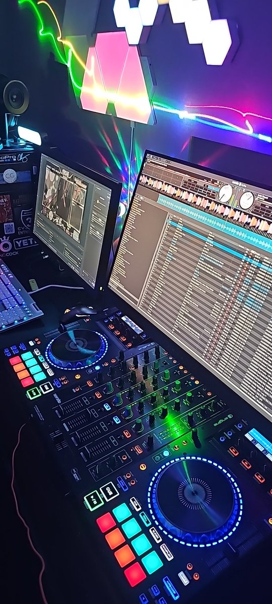 House house house with a sprinkle of breaks... LFG 
#ElectricChurchSundays
twitch.tv/djsicric
