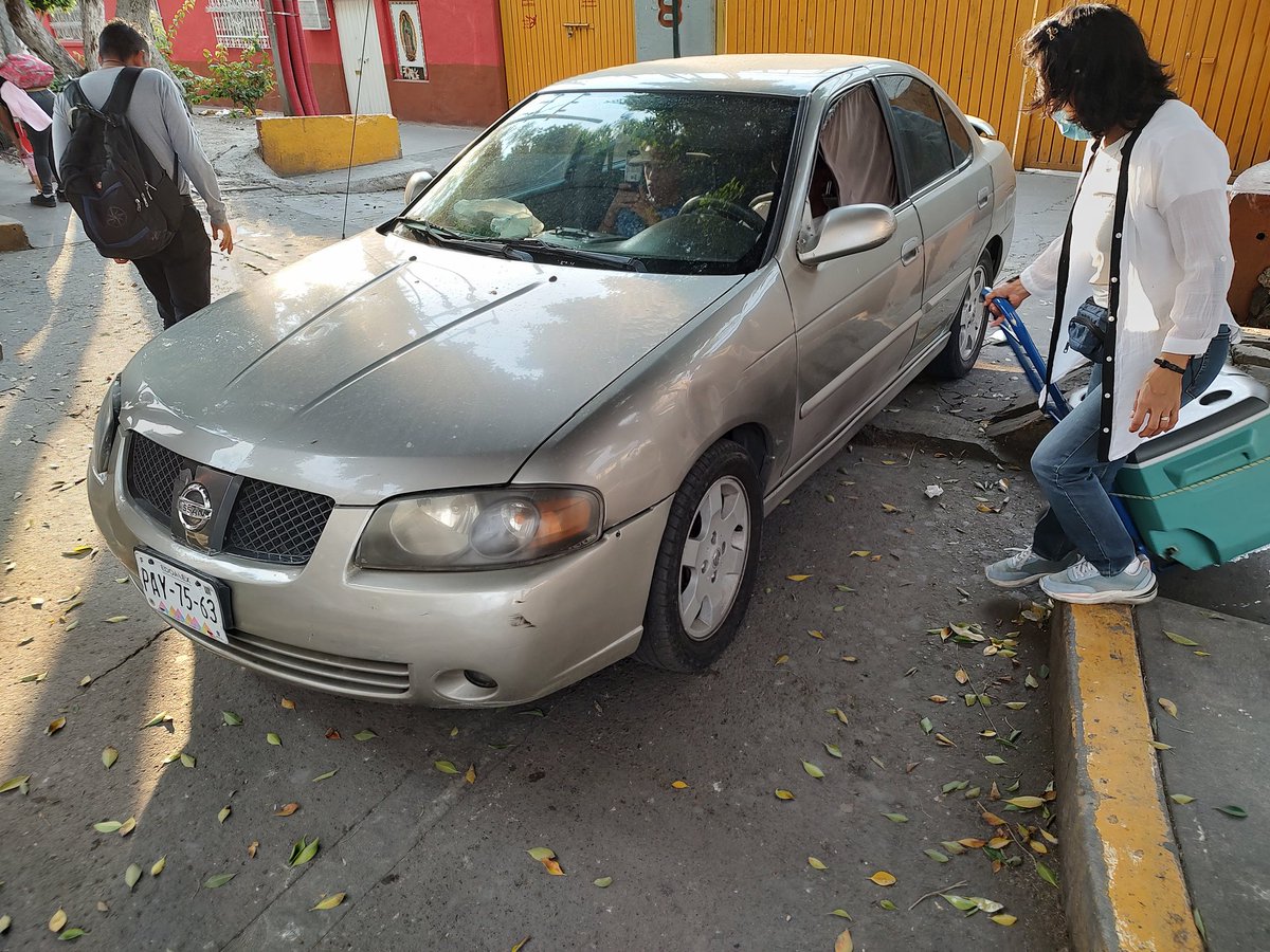 Aaron42965732's tweet photo. @C5_CDMX me podrían apoyar con ese vehículo que estorba el paso de discapacitados y aparte están fumando hierba mala, están ubicados en Cerca de J. B. Sepúlveda, 15 de Agosto, Gustavo A. Madero, 07050 Ciudad de México, CDMX casi saliendo del metro Martin carrera https://t.co/ShA6FAYFuP