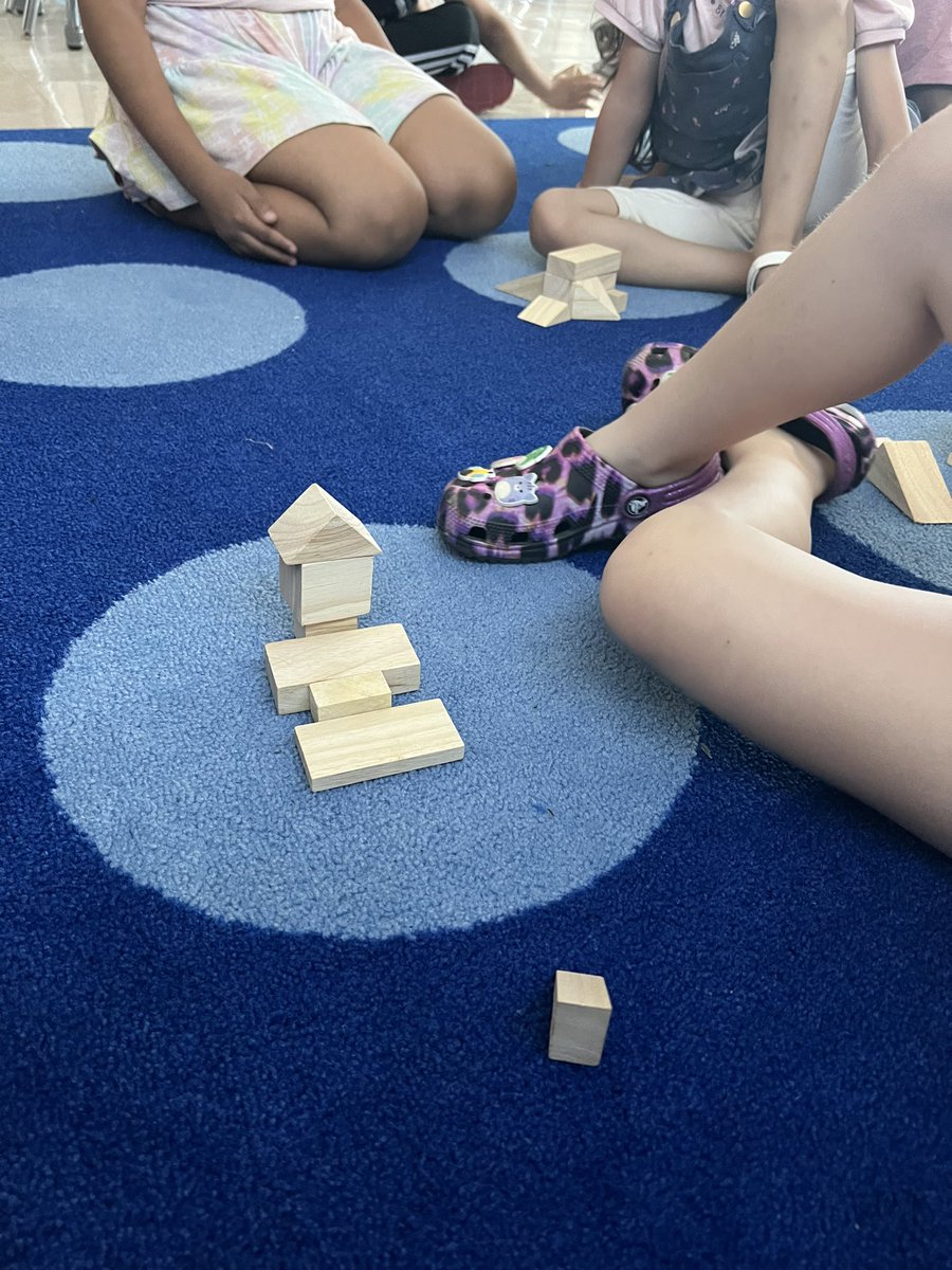 GruntzResi's tweet photo. Spent this week exploring shapes with 1st grade. So creative! https://t.co/oelodZXsgI