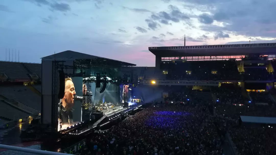 NeusNogue's tweet image. "Hola, Barcelona! Us estimem, Catalunya!" 💜 💜 💜

(dedicada, @CarmeJunyent 😉😘) 

#BruceSpringsteen #Springsteen2023 #SpringsteenBarcelona2023