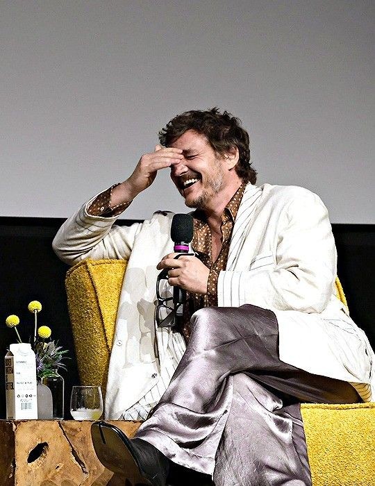 wizardjarin's tweet photo. Pedro Pascal sitting with his legs crossed — a thread 🧵 https://t.co/wS5U9uNQEL