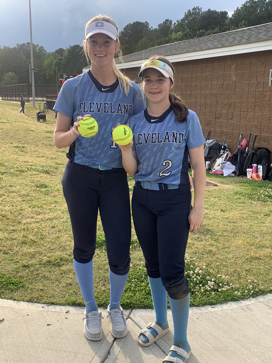 Averym_softball's tweet photo. Back to back out of the park homeruns with @izzysports12 #softball #HornsUp #HomeRunHitter https://t.co/LiVtvjHmJ8