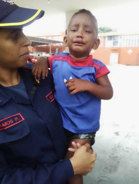 diceleo_'s tweet photo. #ServicioPúblico #30Abr

Este niño se encuentra en la sede de los bomberos de la UCV. Al parecer está perdido. Dale RT para que algún familiar sepa dónde está. #ALERTA #URGENTE #Caracas 🚨 https://t.co/TLsIMw0oFz