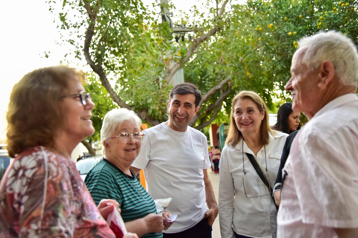 LuciogonzalezSL's tweet photo. Me invade una profunda emoción volver al barrio que me vio nacer, mi querido Barrio Las Moreras. 
Recorrer sus calles, conversar con vecinos con los que crecí recordando historias y compartiendo anécdotas. 
Les agradezco enormemento por el cariño y amor con el que nos recibieron. https://t.co/W7MtTdIMNf