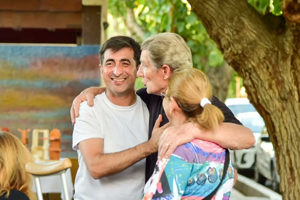 LuciogonzalezSL's tweet photo. Me invade una profunda emoción volver al barrio que me vio nacer, mi querido Barrio Las Moreras. 
Recorrer sus calles, conversar con vecinos con los que crecí recordando historias y compartiendo anécdotas. 
Les agradezco enormemento por el cariño y amor con el que nos recibieron. https://t.co/W7MtTdIMNf