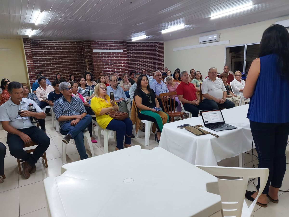 DraLorenaQuint1's tweet photo. Adicciones y suicidio dos temas que convocan  hoy en la Ciudad de Rivera. Abierto a la comunidad y organizado por @Cabildo_UY y @CamargoNazmi.  Gracias por el compromiso, porque no miran este tema como ajeno, porque es necesario brindar herramientas y ayuda. https://t.co/Is8pO8r547