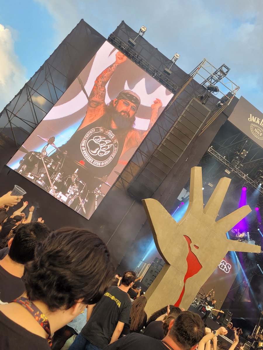 better_read's tweet photo. My afternoon was a.m.a.z.i.n.g with these guys @TheWineryDogs @Richie_Kotzen @BillyonBass @MikePortnoy 
#summerbreezebrasil #SummerBreeze https://t.co/QoAXENilD6