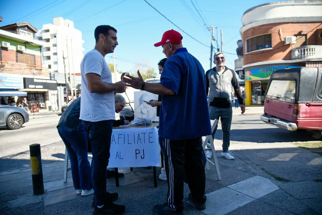 PJLanus_oficial's tweet photo. 🗳 Campaña de afiliación
Por iniciativa del presidente del @BonaerensePJ, compañero Máximo Kirchner, estuvimos en distintos barrios de Lanús afiliando a las y los compañeros peronistas que desean y creen en una patria más justa, libre y soberana.
#Afiliate #PJLanus https://t.co/hYrcsFFLGk