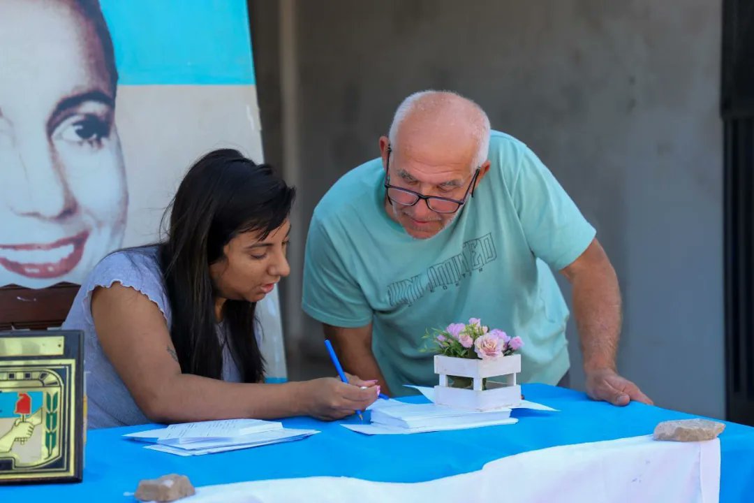 PJLanus_oficial's tweet photo. 🗳 Campaña de afiliación
Por iniciativa del presidente del @BonaerensePJ, compañero Máximo Kirchner, estuvimos en distintos barrios de Lanús afiliando a las y los compañeros peronistas que desean y creen en una patria más justa, libre y soberana.
#Afiliate #PJLanus https://t.co/hYrcsFFLGk