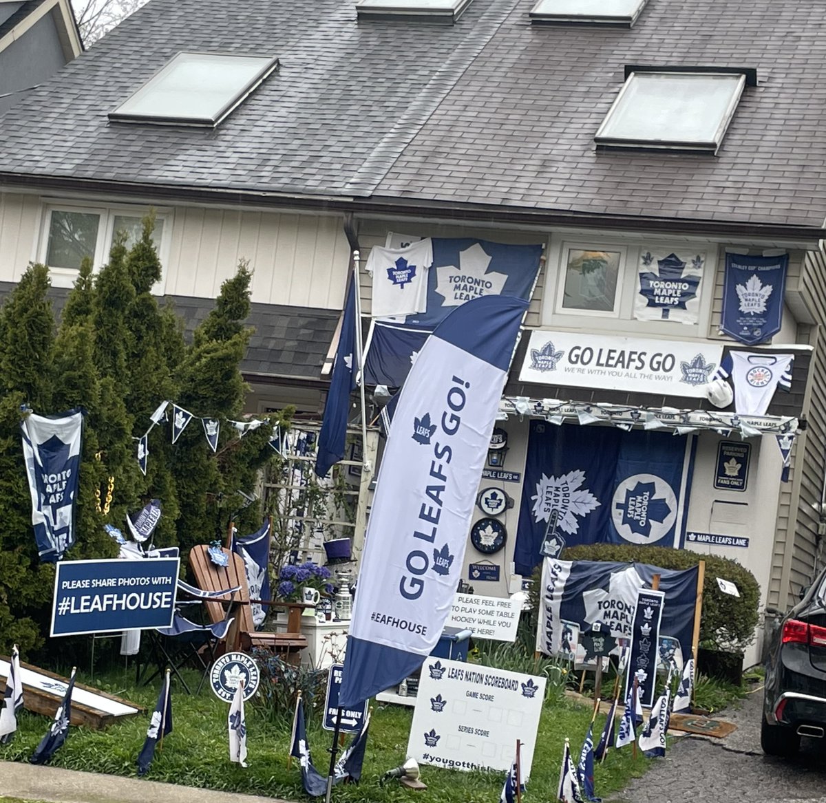 There are fans and then there are superfans!   I spotted this house on my drive today.  I could not resist stopping to take a picture.  True beleafers!