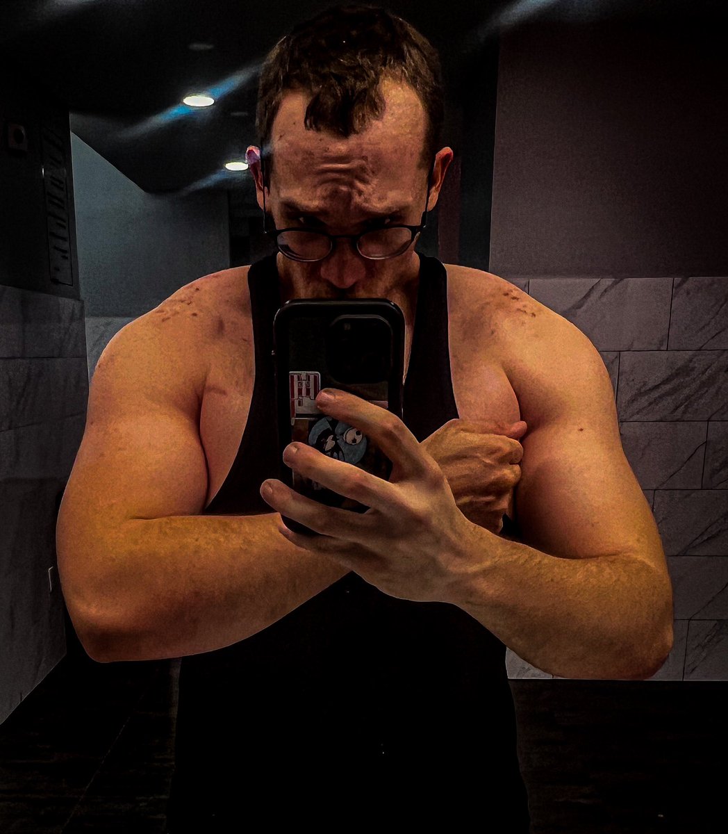 Gotta rep my boys company one of the comfiest stringers ever. 

#fitness #fitnessaddict #clothingbrand #friend #newbusiness #fitnessclothing #divineaesthetics