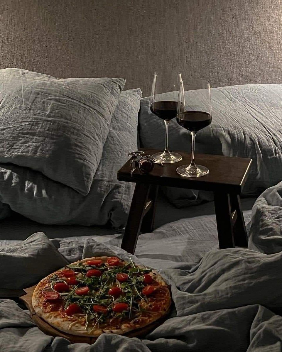 Mayela_VR's tweet photo. El plan perfecto para un domingo 🍷😍 🍕!!! https://t.co/jlvTUYNrRB