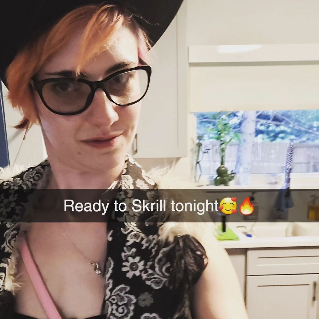 LadyStardustAG's tweet photo. Part 2 of getting Skrilly rocks including my cute self cause my outfit is fire & the first post didn't take them for whatever reason.🤣🙃🤷♀️🔥🖤 #skrillex #skrillexrocks #Redrocks #redrocksseason #edm #dubstep #Colorado #morrison #morrisonco #co https://t.co/jM1JS61vFW