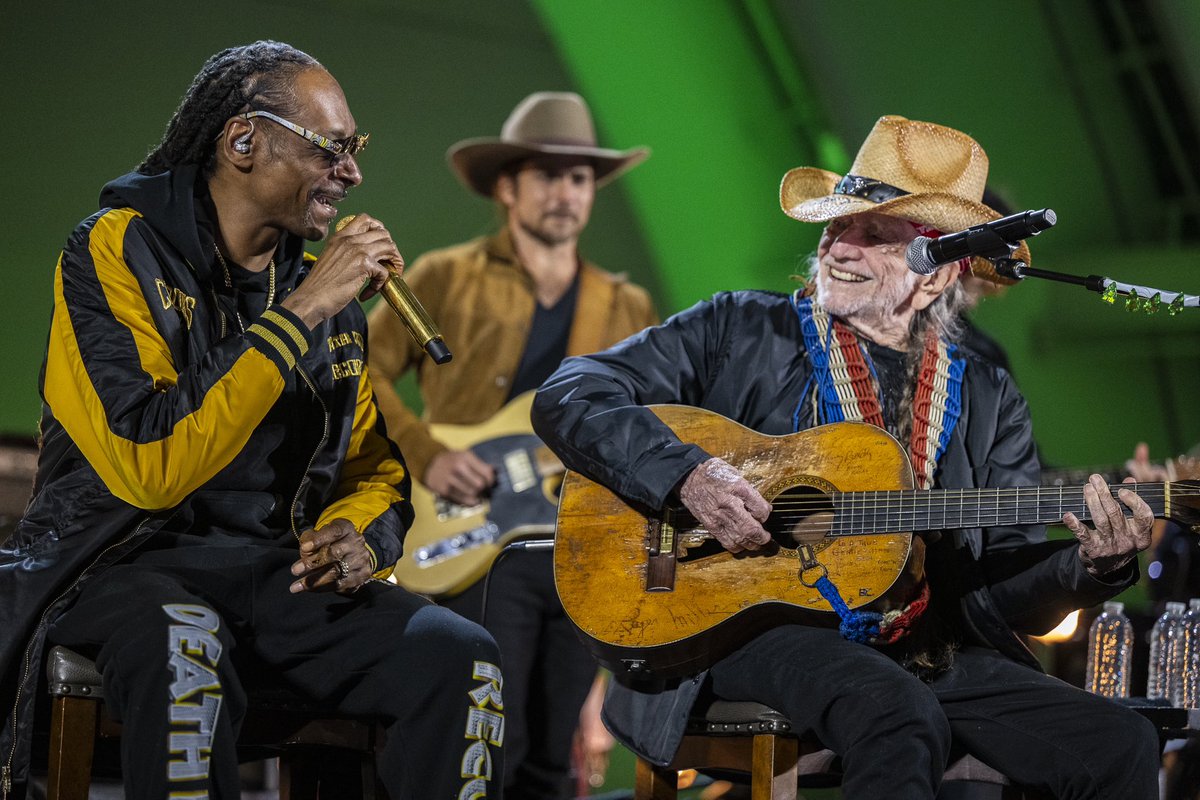 Blackbird Presents (@blackbirdprod) on Twitter photo .<a href="/SnoopDogg/">Snoop Dogg</a> and <a href="/WillieNelson/">Willie Nelson</a> singinā Roll Me Up and lighting up the stage šØ #WillieNelson90 .<a href="/SnoopDogg/">Snoop Dogg</a> and <a href="/WillieNelson/">Willie Nelson</a> singinā Roll Me Up and lighting up the stage šØ #WillieNelson90