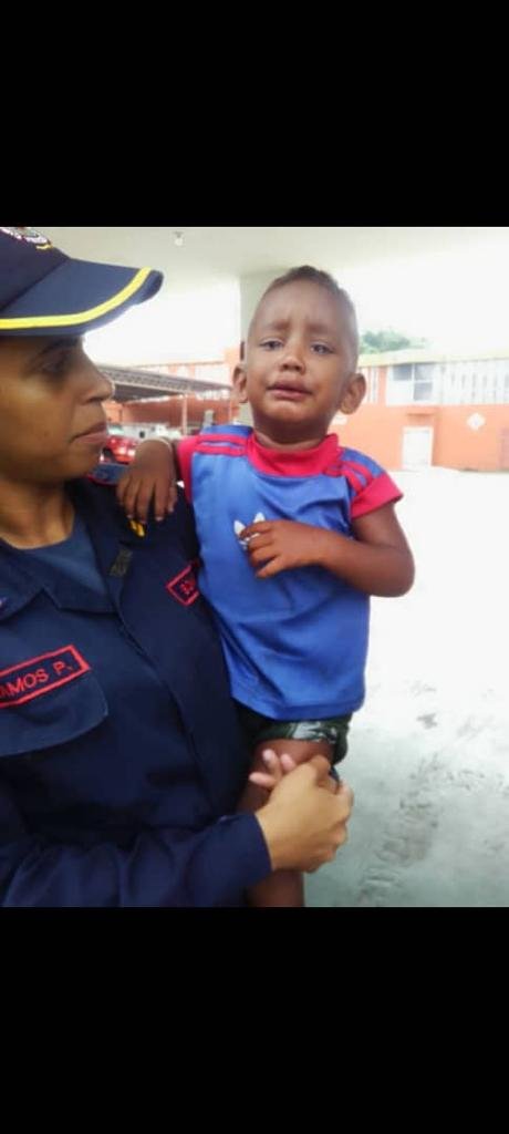 Este #niño lo encontraron en el jardín botánico, si alguien conoce a sus familiares por favor avisar al Cuerpo de Bomberos de Caracas y hay que  localizar  a la persona que lo dejó allí.
