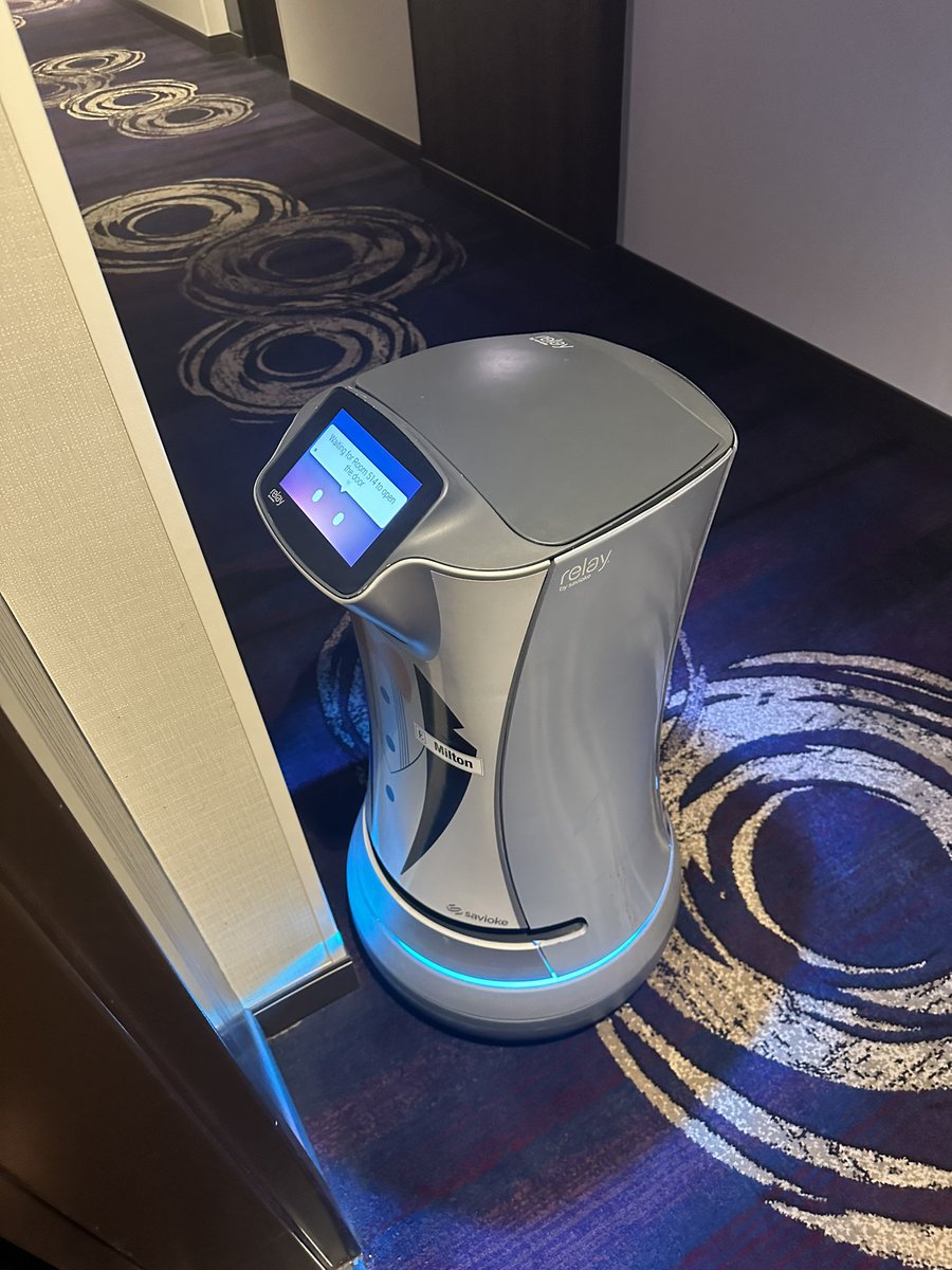 Branmiz25's tweet photo. Y’all!! I’m dying I ordered delivery to my hotel and here they have a robot that takes it up to you. The robot got here and then REFUSED to give me my food and instead just said “going home now” and drove off. Haha the future is WILD y’all https://t.co/0VI48E96CP