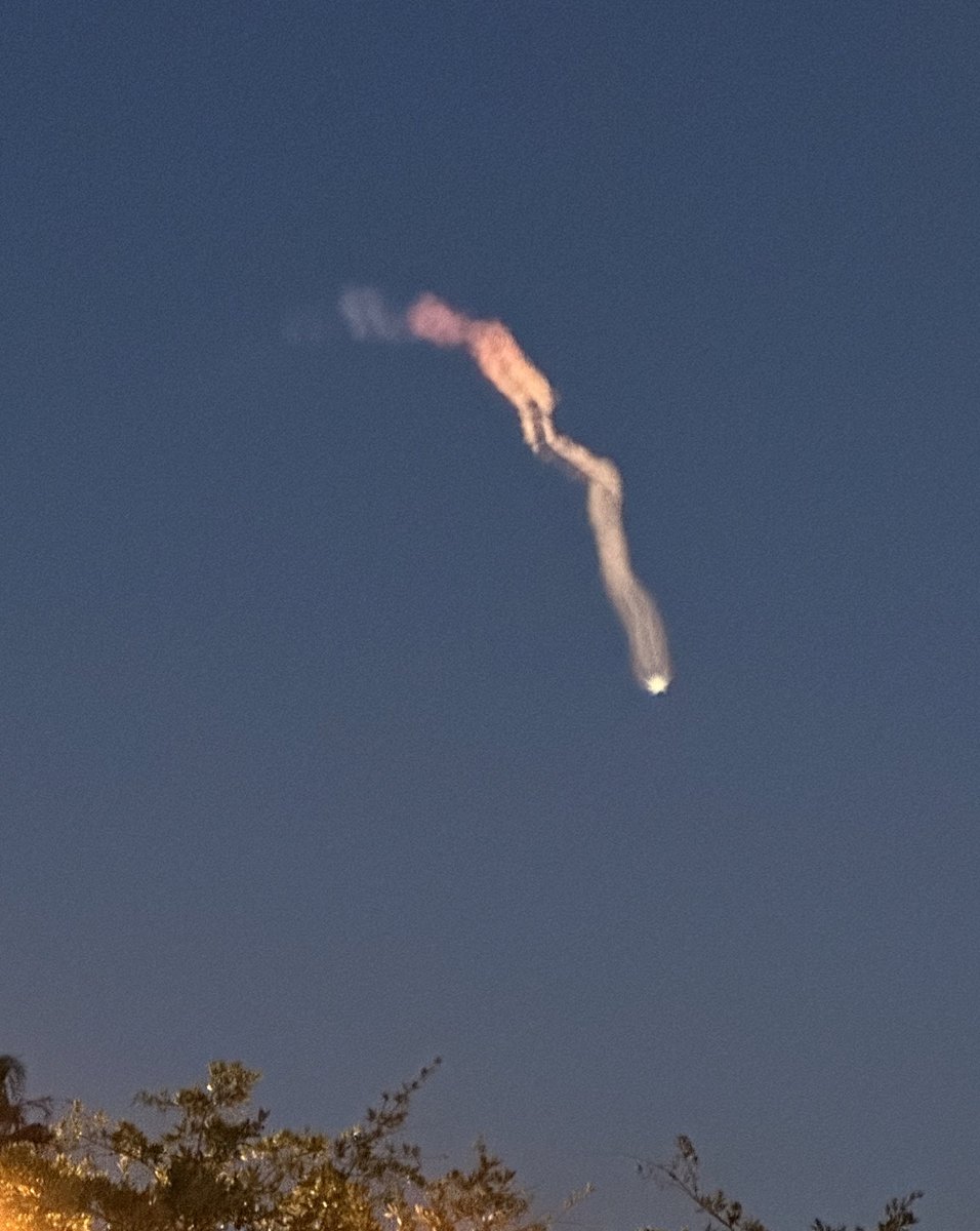 superenthused's tweet image. That Falcon Heavy launch was spectacular against the dusky sky! #FalconHeavyLaunch