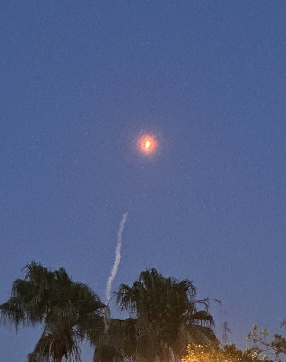 superenthused's tweet image. That Falcon Heavy launch was spectacular against the dusky sky! #FalconHeavyLaunch