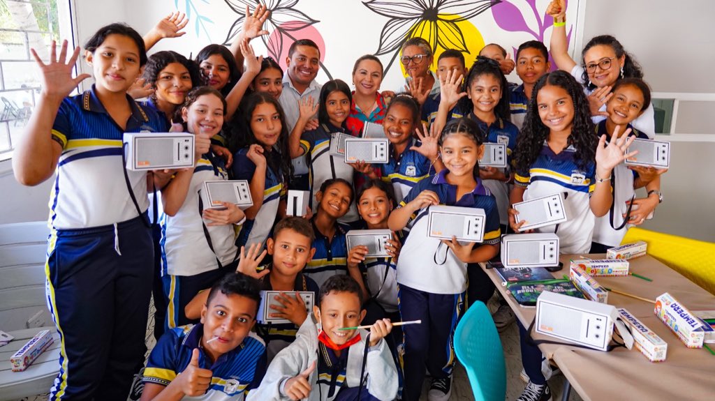 SandramUrrutia's tweet photo. Para mí fue un gran honor liderar el sector TIC en Colombia. Los resultados que alcanzamos en el @Ministerio_TIC fueron posibles gracias al apoyo, trabajo y dedicación de todos los que me acompañaron. 🫶🇨🇴 https://t.co/o54PfFJ9KX