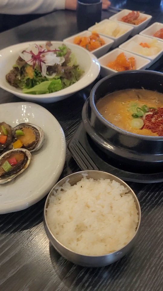 koreanbapsang's tweet photo. Our first meal in Jeju-do! This restaurant called ���차고을 (Nokcha Goeul, green tea village) is a restaurant run by a celebrity chef who used to be a Blue House (presidential office and residence) chef. We had gosari yukgaejang, a soup dish unique to the… https://t.co/xisJCzVx7v https://t.co/Za4ndNPz0q