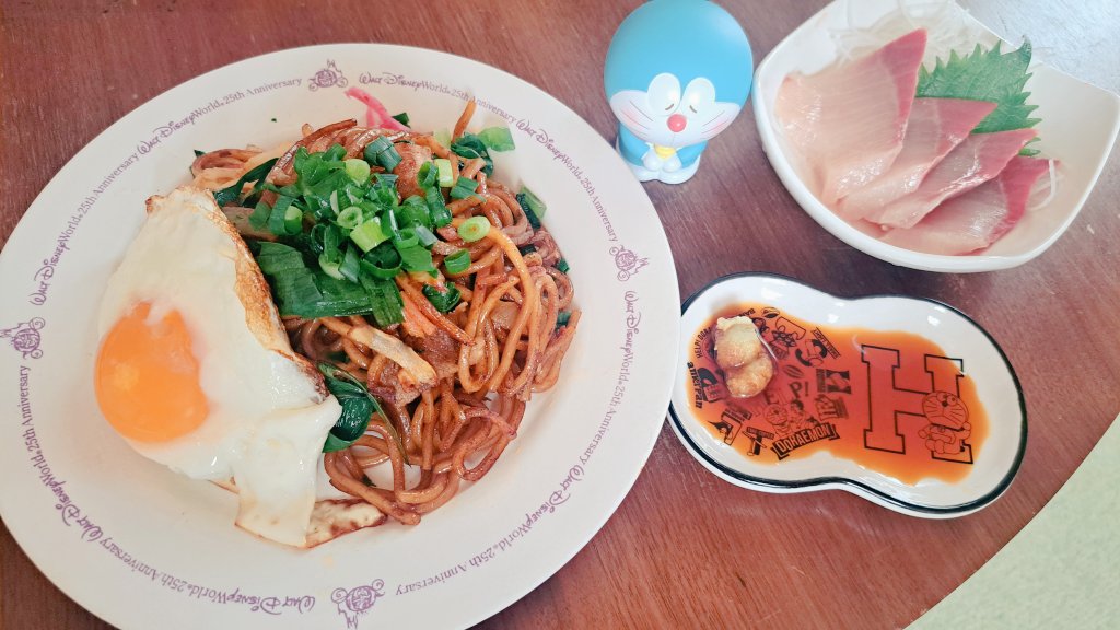 「昨日酔った帰り際のスーパーで買ってきた朝ごはんが謎。 焼きそばとぶりの刺身とか、」|とりか🌕 4/2スーパーヒロインタイム委託参加のイラスト