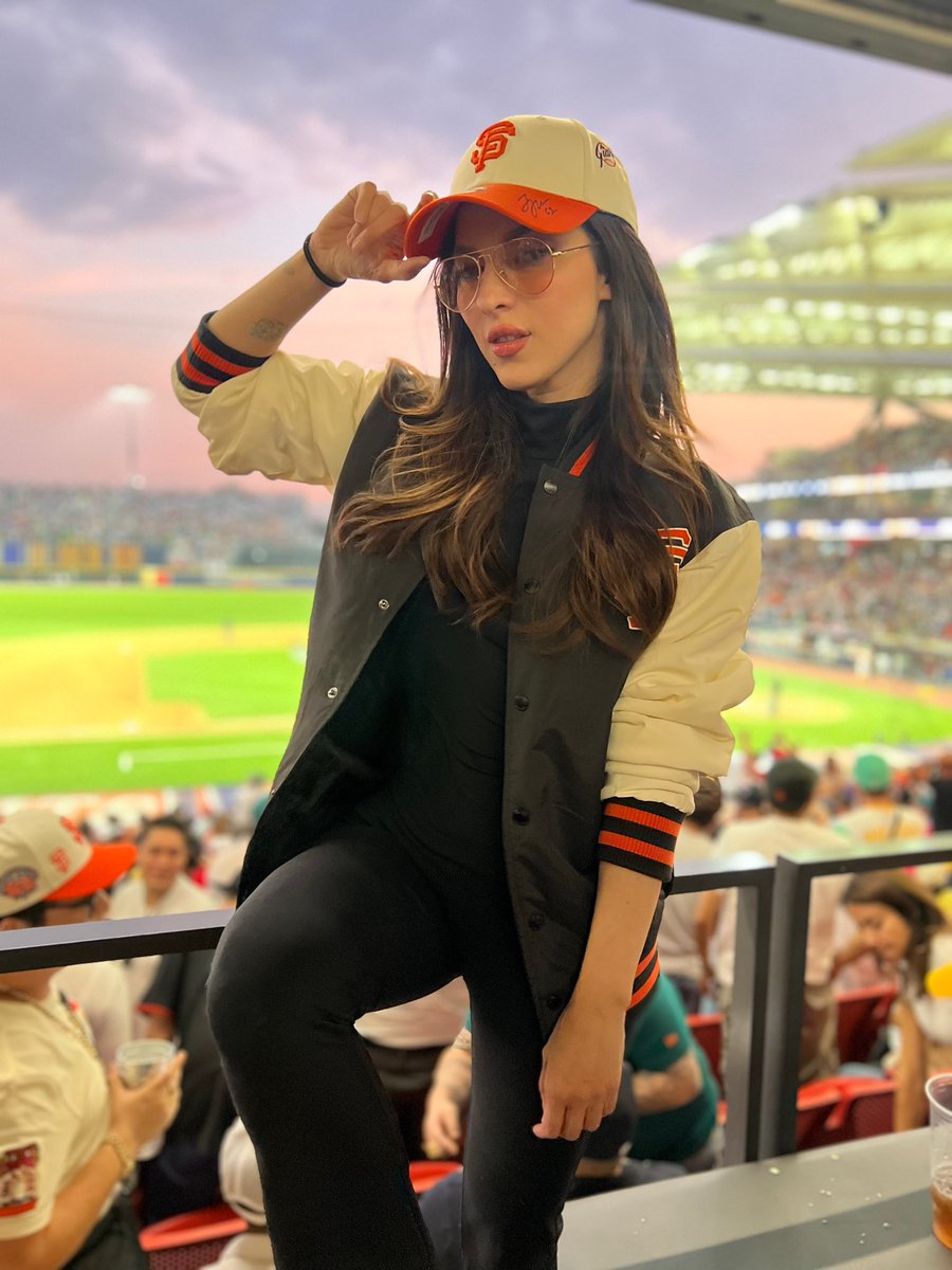 PatyCantu's tweet photo. Gracias @MLB @MLB_Mexico por la invitación de ayer. 

Fue un honor interpretar el himno en un un momento tan especial cómo la inauguración de la #MexicoCitySeries en el Harp Helú de CdMX. 

Me emocioné mucho, y además la pasé increíble en ese juegazo lleno de hits y home runs! ✌🏼⚾️ 🏟️🧢♥️🙏🏼

https://t.co/233QZpzrrG