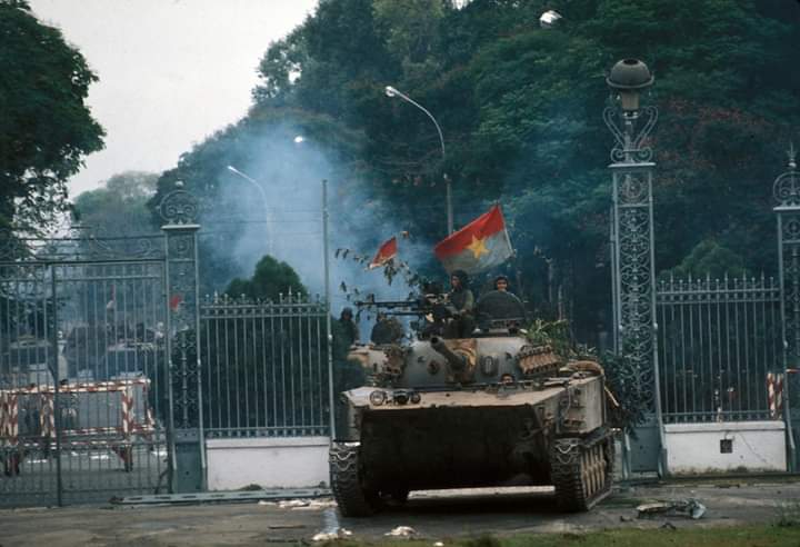RMSLucasRubio's tweet photo. 🇻🇳 A VITÓRIA DO POVO VIETNAMITA 🇻🇳

Há exatamente 48 anos acontecia outro fato histórico de grande relevância para o mundo: chegava ao fim a Guerra do Vietnã com a vitória dos revolucionários vietnamitas, a reunificação do país e a expulsão das tropas dos EUA da região. 

🧶👇 https://t.co/9ZjkAoBu7P
